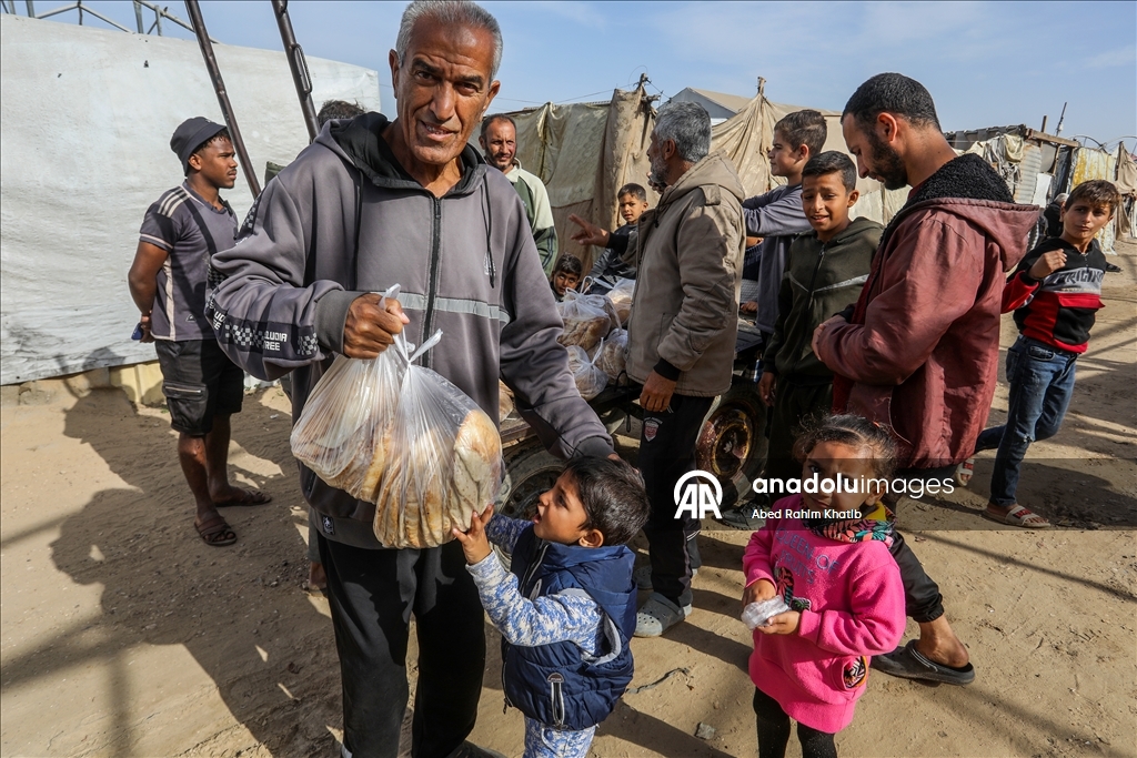 Gazze'nin Han Yunus kentindeki Filistinlilere ekmek dağıtımı yapıldı