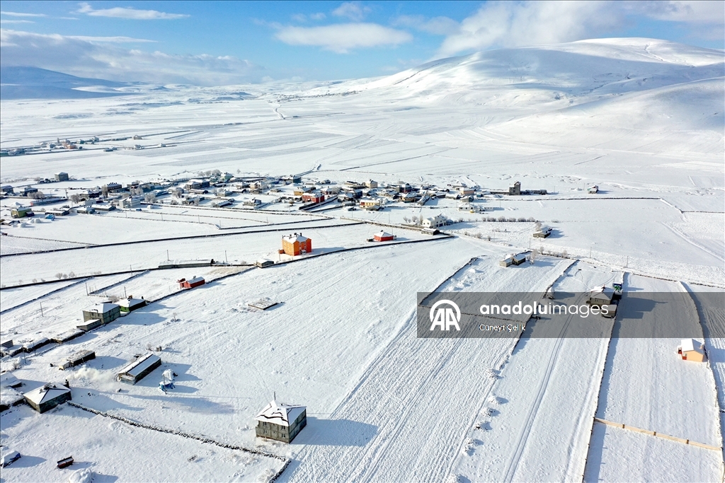 Kars'ta karla kaplanan köyler dronla görüntülendi