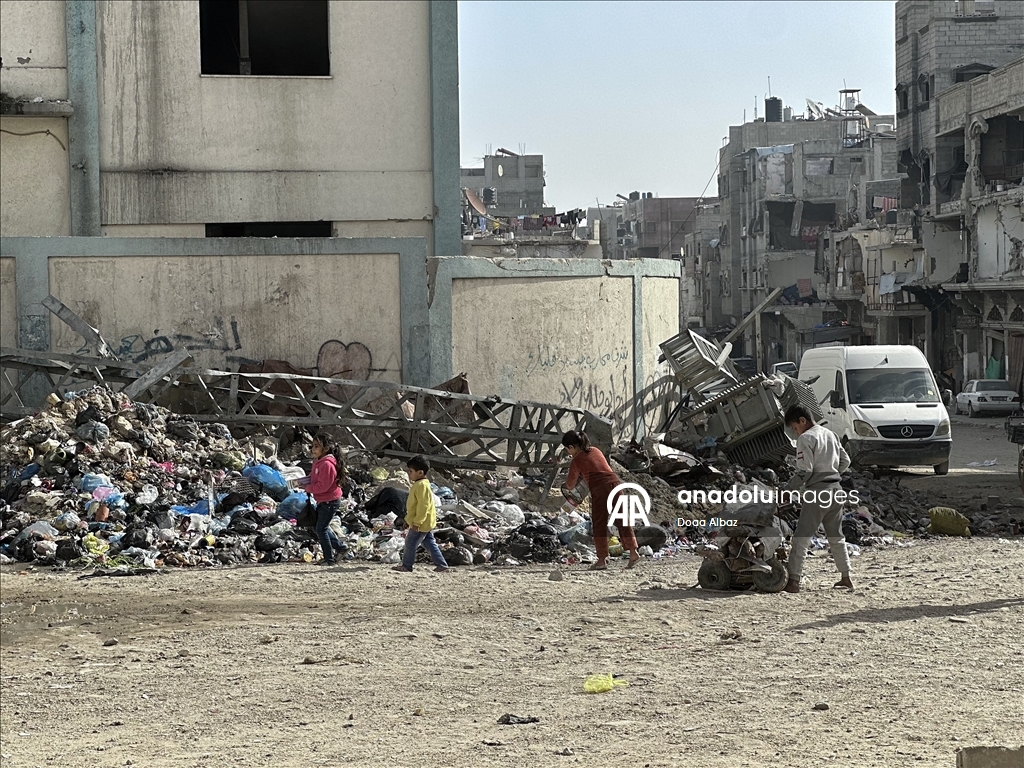 El-Aksa Üniversitesi önünde artan çevre kirliliği yerinden edilenlerin hayatını tehdit ediyor