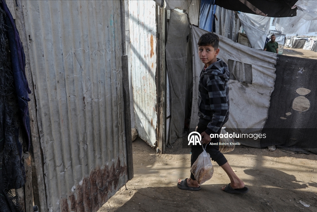 Gazze'nin Han Yunus kentindeki Filistinlilere ekmek dağıtımı yapıldı