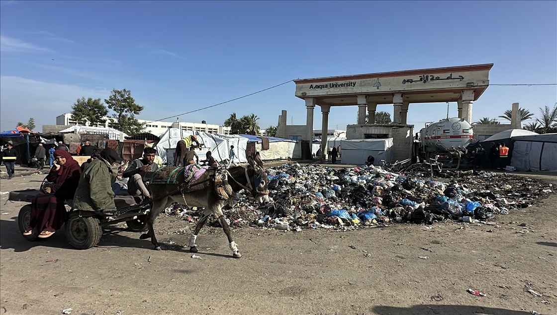 El-Aksa Üniversitesi önünde artan çevre kirliliği yerinden edilenlerin hayatını tehdit ediyor