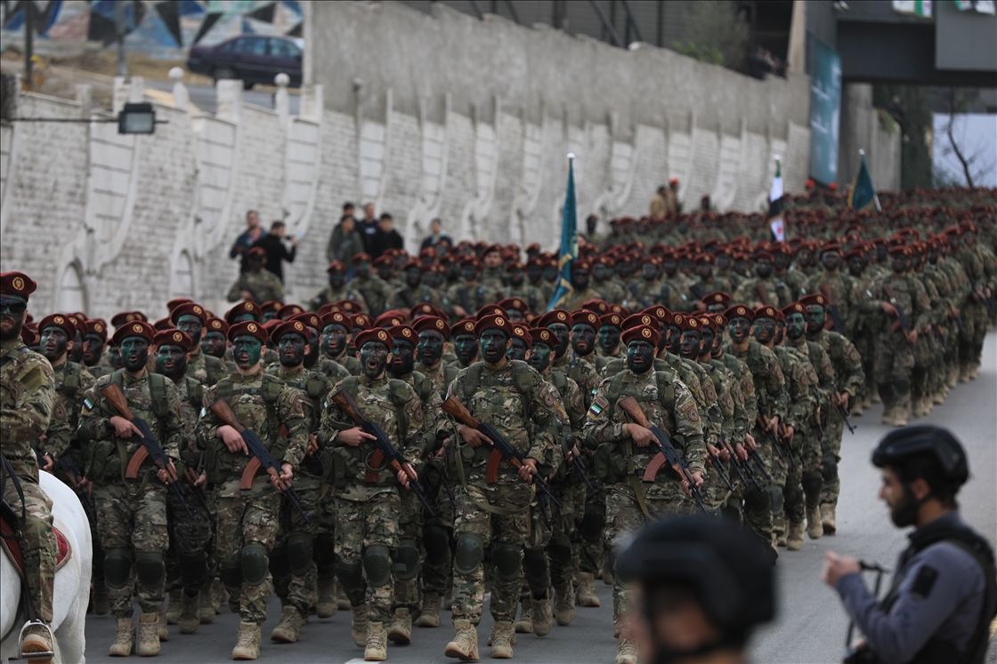عروض عسكرية في سوريا احتفالا بالذكرى الأولى لإسقاط الأسد