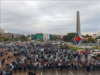 جماهير تحتشد في ساحة الأمويين احتفالا بالذكرى الأولى لإسقاط نظام الأسد
