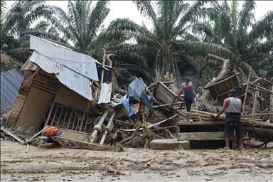 В Индонезии число погибших из-за стихийных бедствий превысило 900 человек