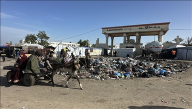 El-Aksa Üniversitesi önünde artan çevre kirliliği yerinden edilenlerin hayatını tehdit ediyor