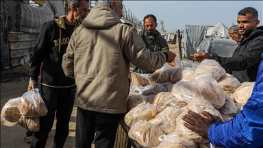 Gazze'nin Han Yunus kentindeki Filistinlilere ekmek dağıtımı yapıldı