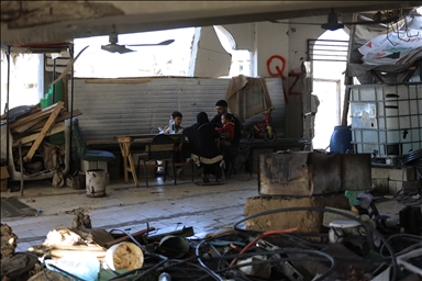 Палестинская семья опасается обрушения крыши из-за дождей