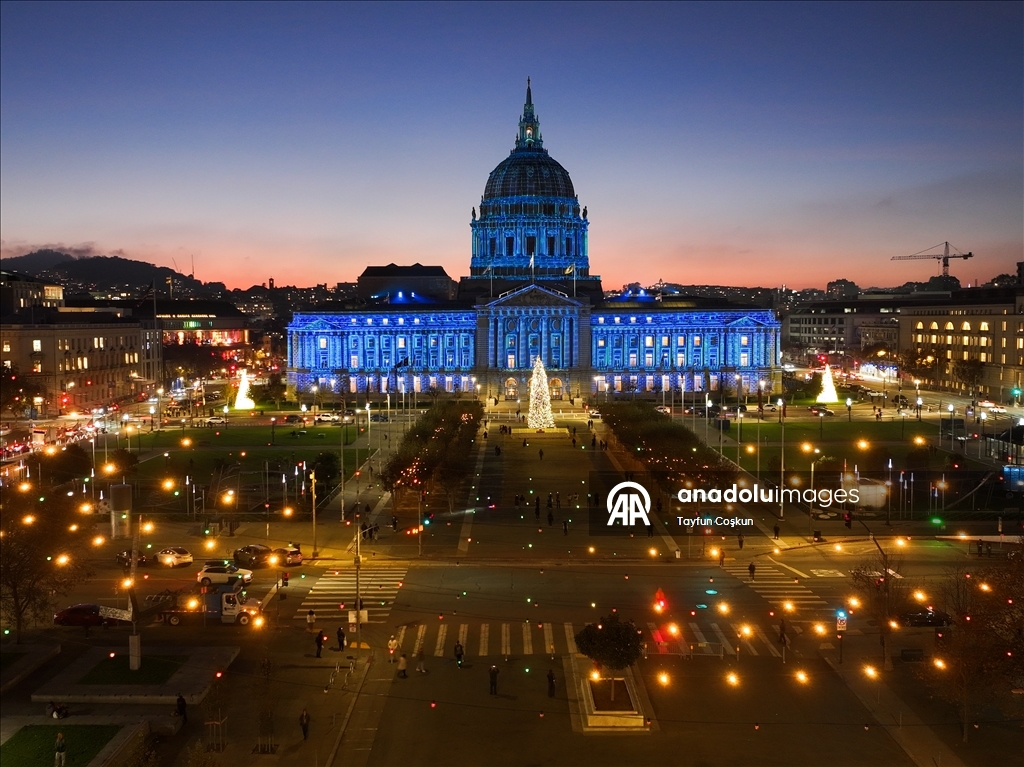 San Francisco City Hall holiday light show