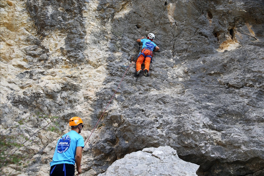 Sarp kayalarla çevrili Kapıkaya Kanyonu kışın da tırmanış tutkunlarını ağırlıyor