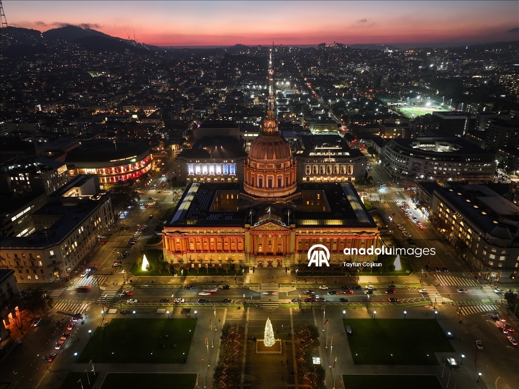 San Francisco City Hall holiday light show