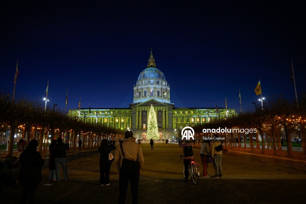 San Francisco Belediye Binası, festival kapsamında ışıklandırıldı