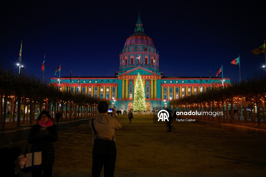 San Francisco Belediye Binası, festival kapsamında ışıklandırıldı
