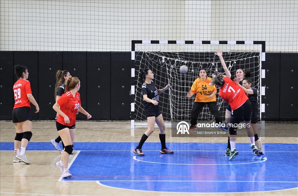 Veteran kadın hentbolcular, hemcinslerine örnek olmak için sahada ter döküyor