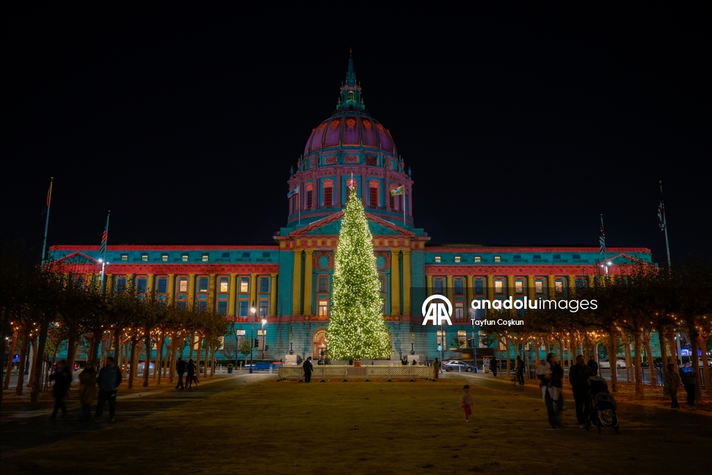 San Francisco City Hall holiday light show