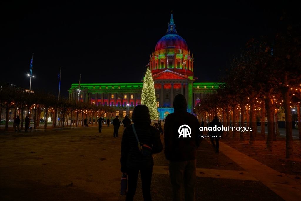 San Francisco Belediye Binası, festival kapsamında ışıklandırıldı