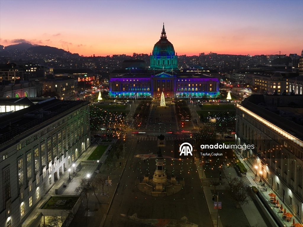 San Francisco Belediye Binası, festival kapsamında ışıklandırıldı