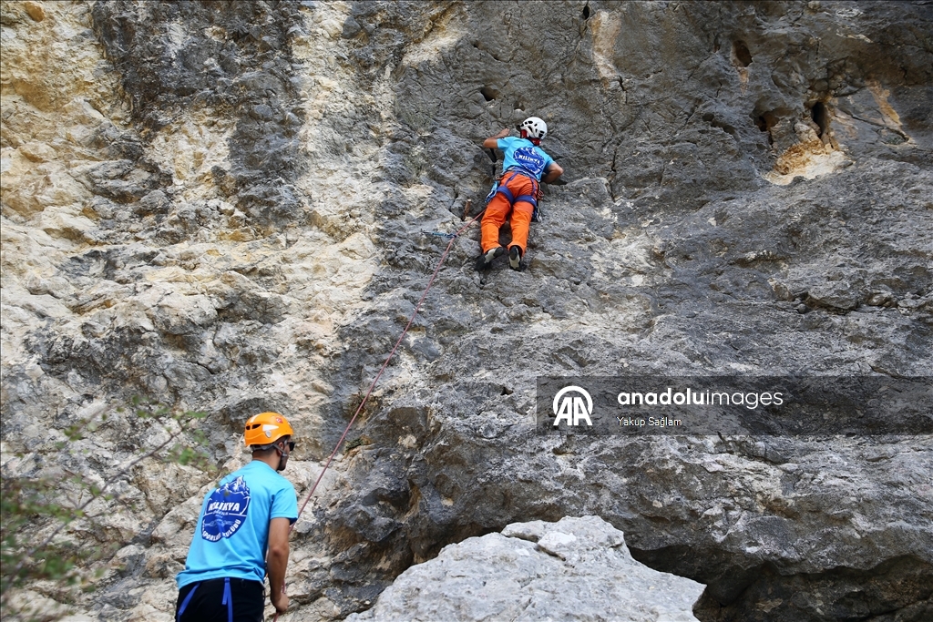 Sarp kayalarla çevrili Kapıkaya Kanyonu kışın da tırmanış tutkunlarını ağırlıyor