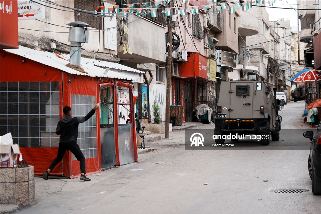 İsrail güçleri, Batı Şeria'daki Amari Mülteci Kampı'na baskın düzenledi
