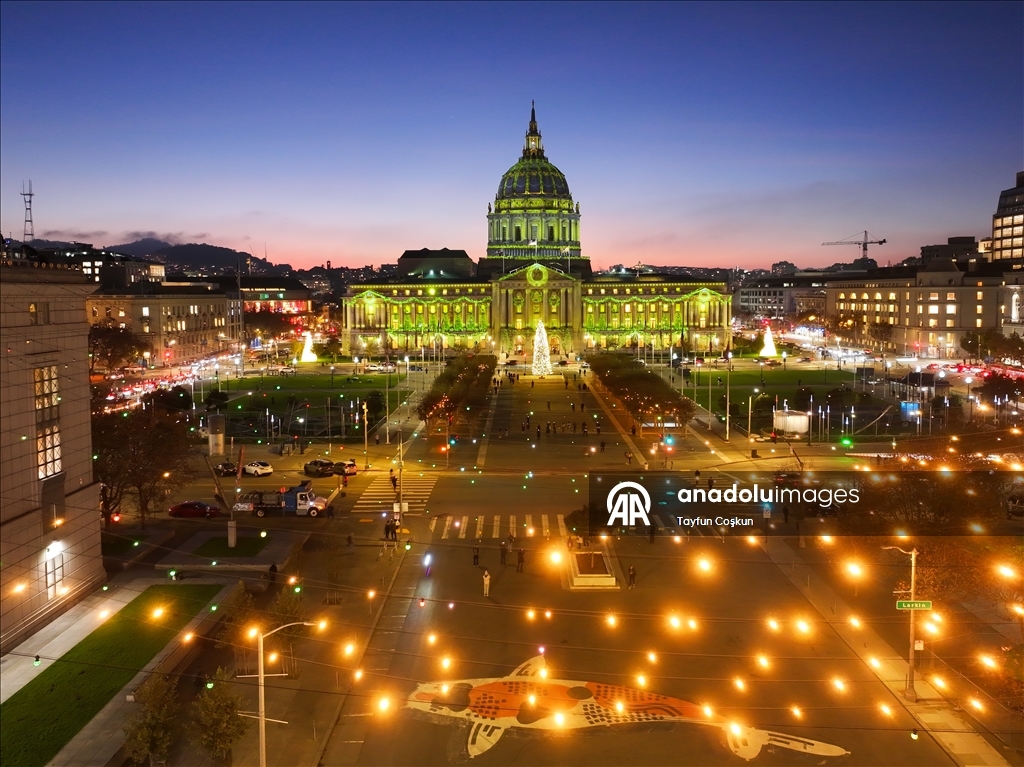 San Francisco City Hall holiday light show