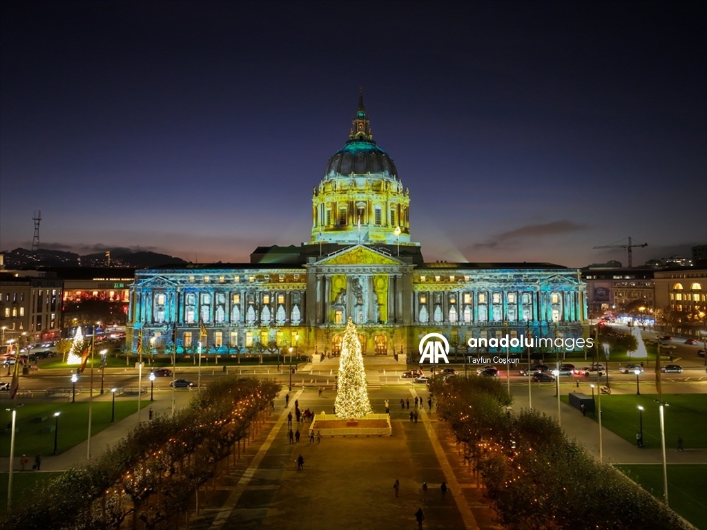 San Francisco Belediye Binası, festival kapsamında ışıklandırıldı