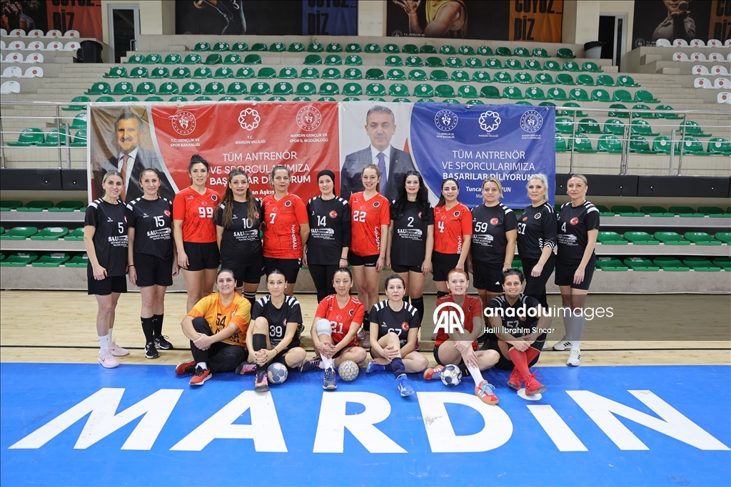 Veteran kadın hentbolcular, hemcinslerine örnek olmak için sahada ter döküyor