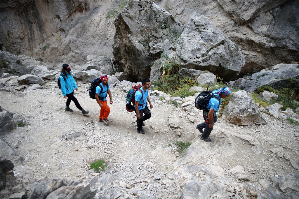 Sarp kayalarla çevrili Kapıkaya Kanyonu kışın da tırmanış tutkunlarını ağırlıyor