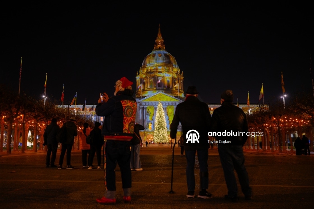 San Francisco Belediye Binası, festival kapsamında ışıklandırıldı