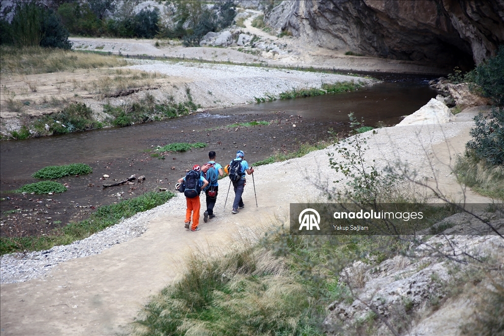 Sarp kayalarla çevrili Kapıkaya Kanyonu kışın da tırmanış tutkunlarını ağırlıyor