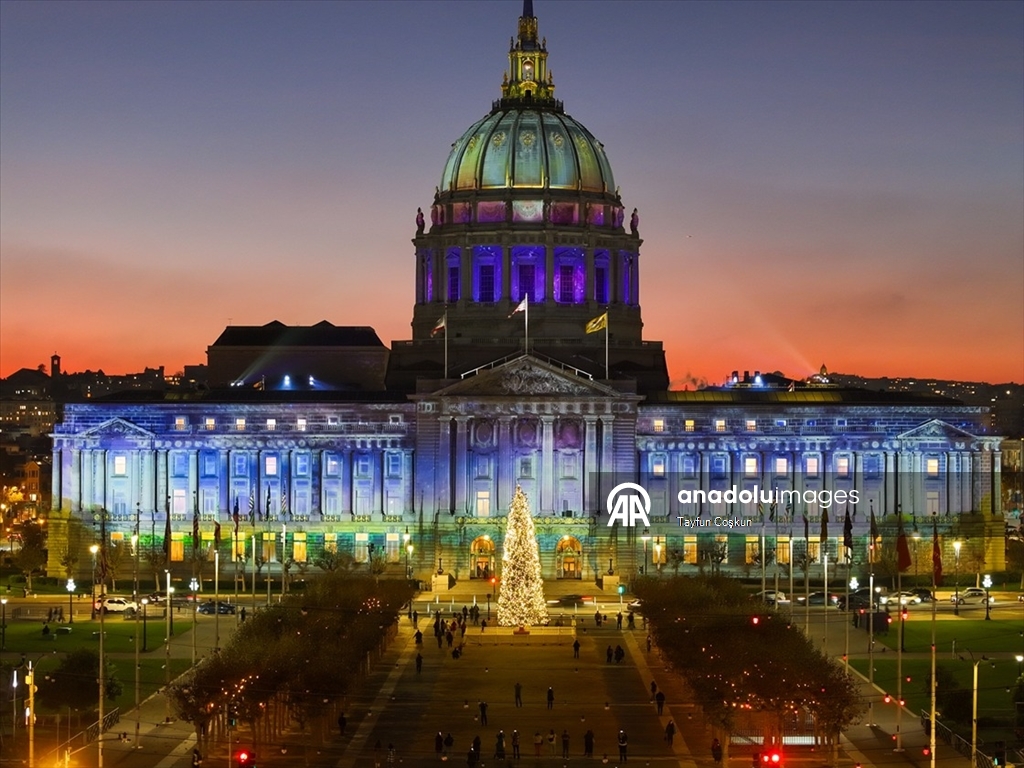 San Francisco Belediye Binası, festival kapsamında ışıklandırıldı