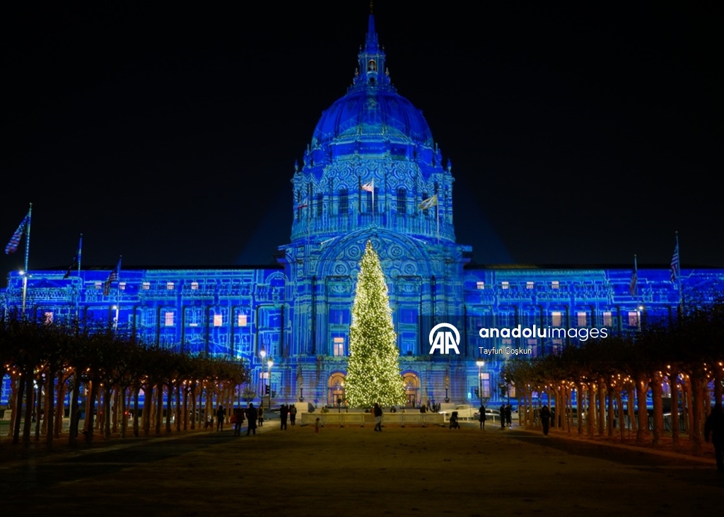 San Francisco Belediye Binası, festival kapsamında ışıklandırıldı