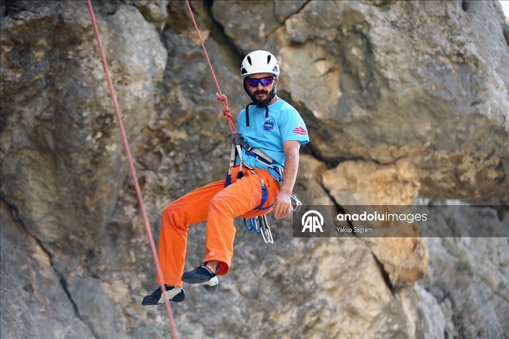 Sarp kayalarla çevrili Kapıkaya Kanyonu kışın da tırmanış tutkunlarını ağırlıyor