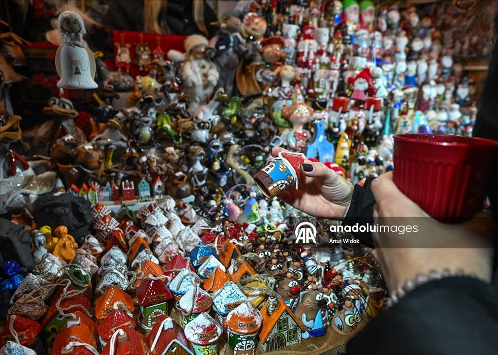 На Ратушной площади Таллинна установили рождественскую елку