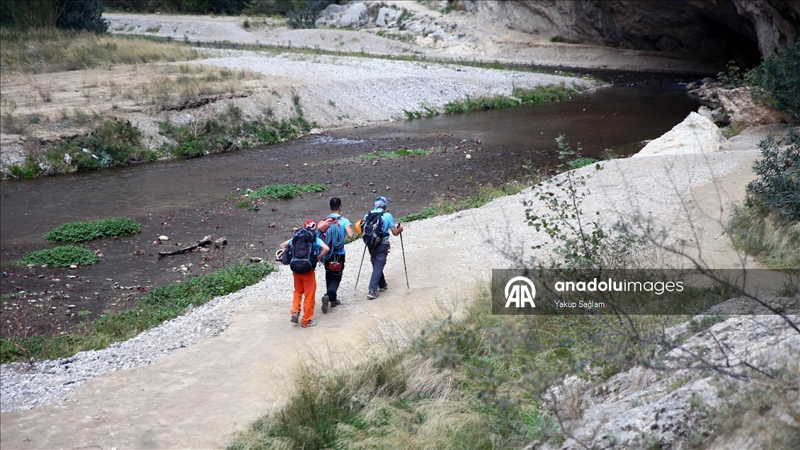 Sarp kayalarla çevrili Kapıkaya Kanyonu kışın da tırmanış tutkunlarını ağırlıyor