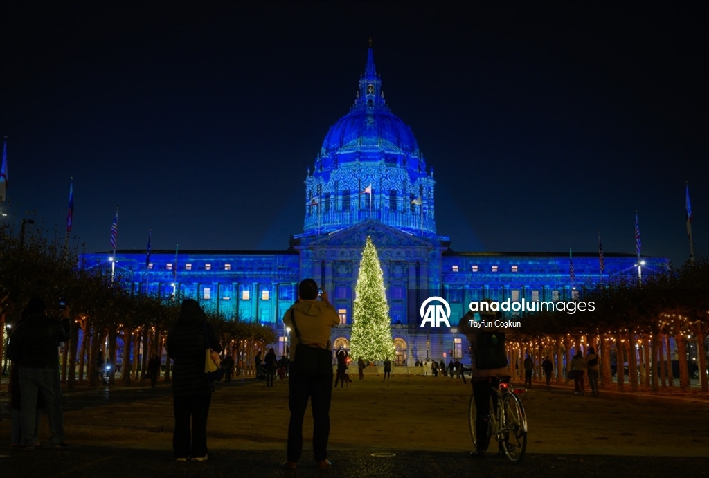 San Francisco Belediye Binası, festival kapsamında ışıklandırıldı