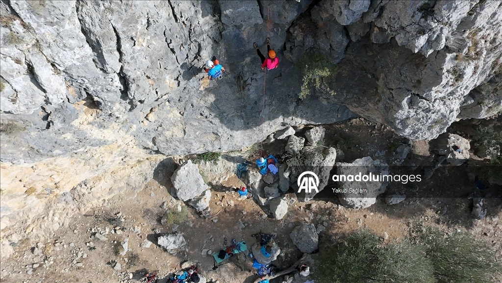 Sarp kayalarla çevrili Kapıkaya Kanyonu kışın da tırmanış tutkunlarını ağırlıyor