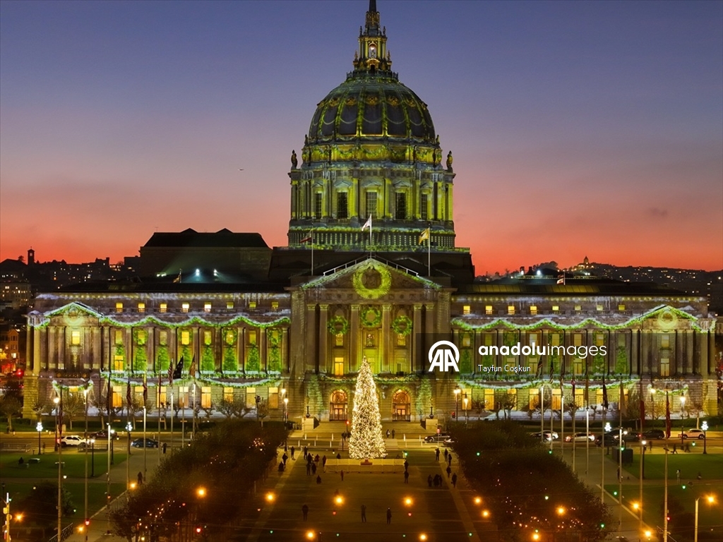 San Francisco Belediye Binası, festival kapsamında ışıklandırıldı