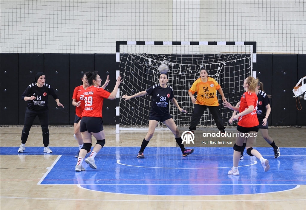 Veteran kadın hentbolcular, hemcinslerine örnek olmak için sahada ter döküyor