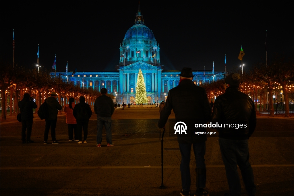 San Francisco City Hall holiday light show