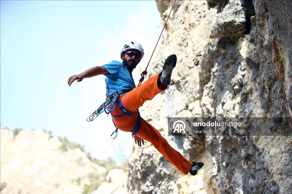 Sarp kayalarla çevrili Kapıkaya Kanyonu kışın da tırmanış tutkunlarını ağırlıyor