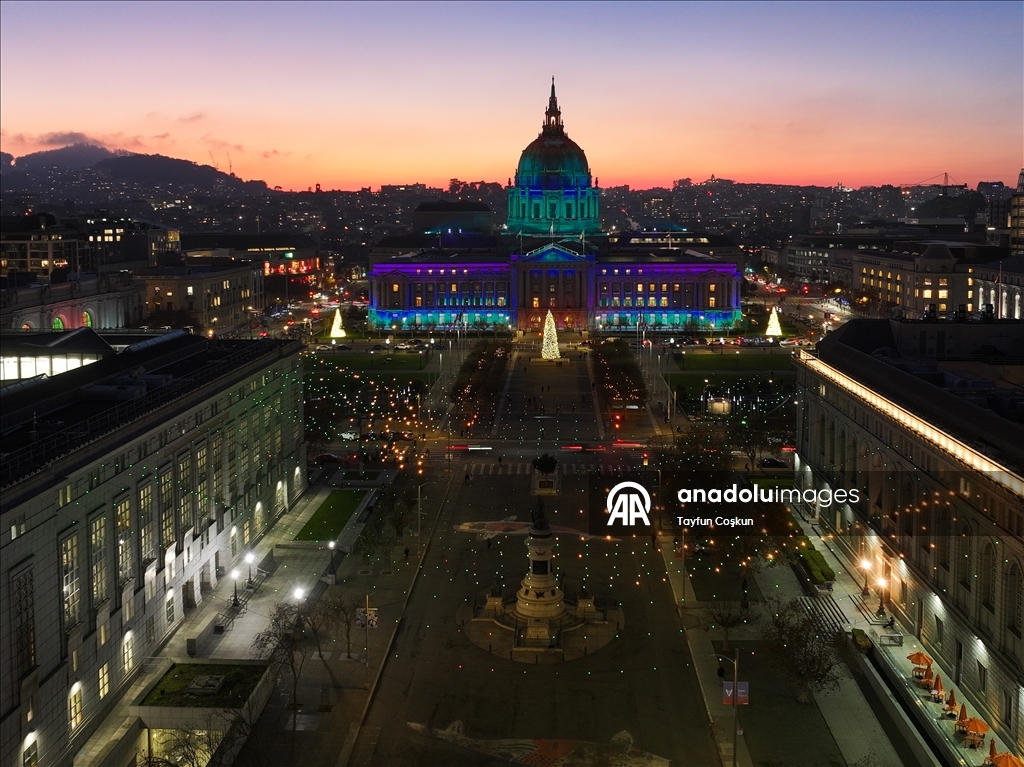 San Francisco City Hall holiday light show