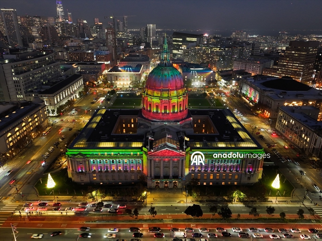 San Francisco Belediye Binası, festival kapsamında ışıklandırıldı