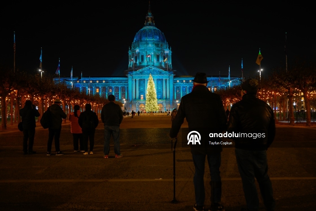San Francisco Belediye Binası, festival kapsamında ışıklandırıldı