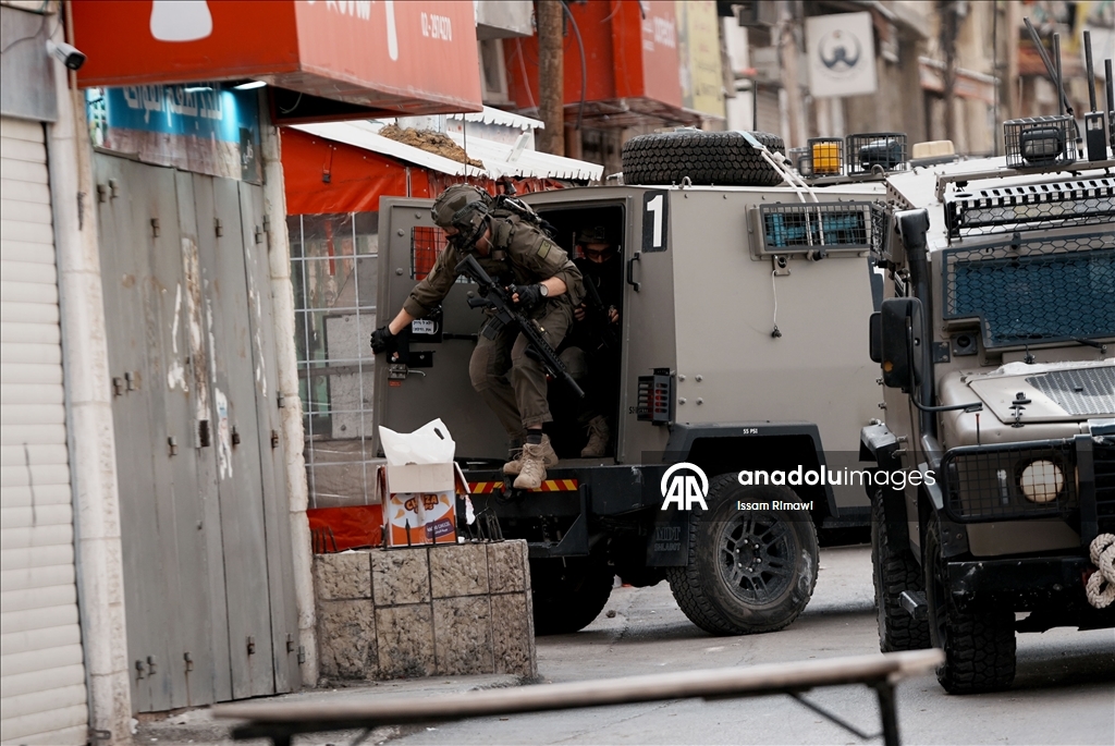 İsrail güçleri, Batı Şeria'daki Amari Mülteci Kampı'na baskın düzenledi