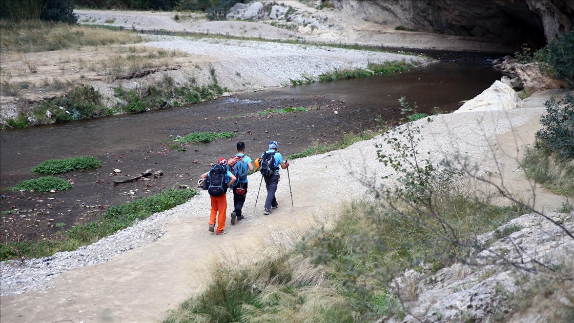 Sarp kayalarla çevrili Kapıkaya Kanyonu kışın da tırmanış tutkunlarını ağırlıyor