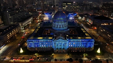 San Francisco Belediye Binası, festival kapsamında ışıklandırıldı