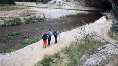 Sarp kayalarla çevrili Kapıkaya Kanyonu kışın da tırmanış tutkunlarını ağırlıyor