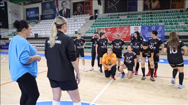 Veteran kadın hentbolcular, hemcinslerine örnek olmak için sahada ter döküyor