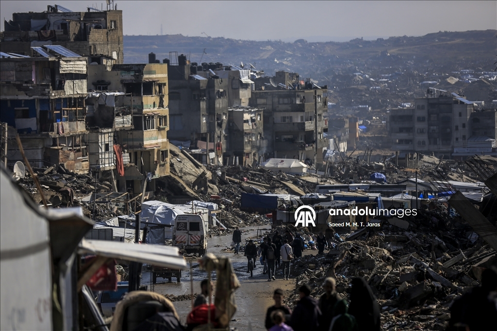 Gazze’de yerinden edilmiş Filistinliler, zorlu hava şartlarıyla mücadele ediyor