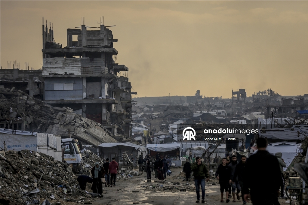 Gazze’de yerinden edilmiş Filistinliler, zorlu hava şartlarıyla mücadele ediyor