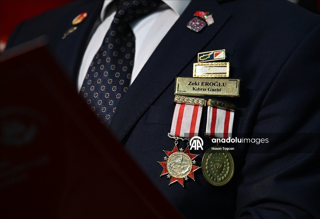 Kıbrıs gazilerinden oluşan koro kahramanlık ezgilerini seslendiriyor